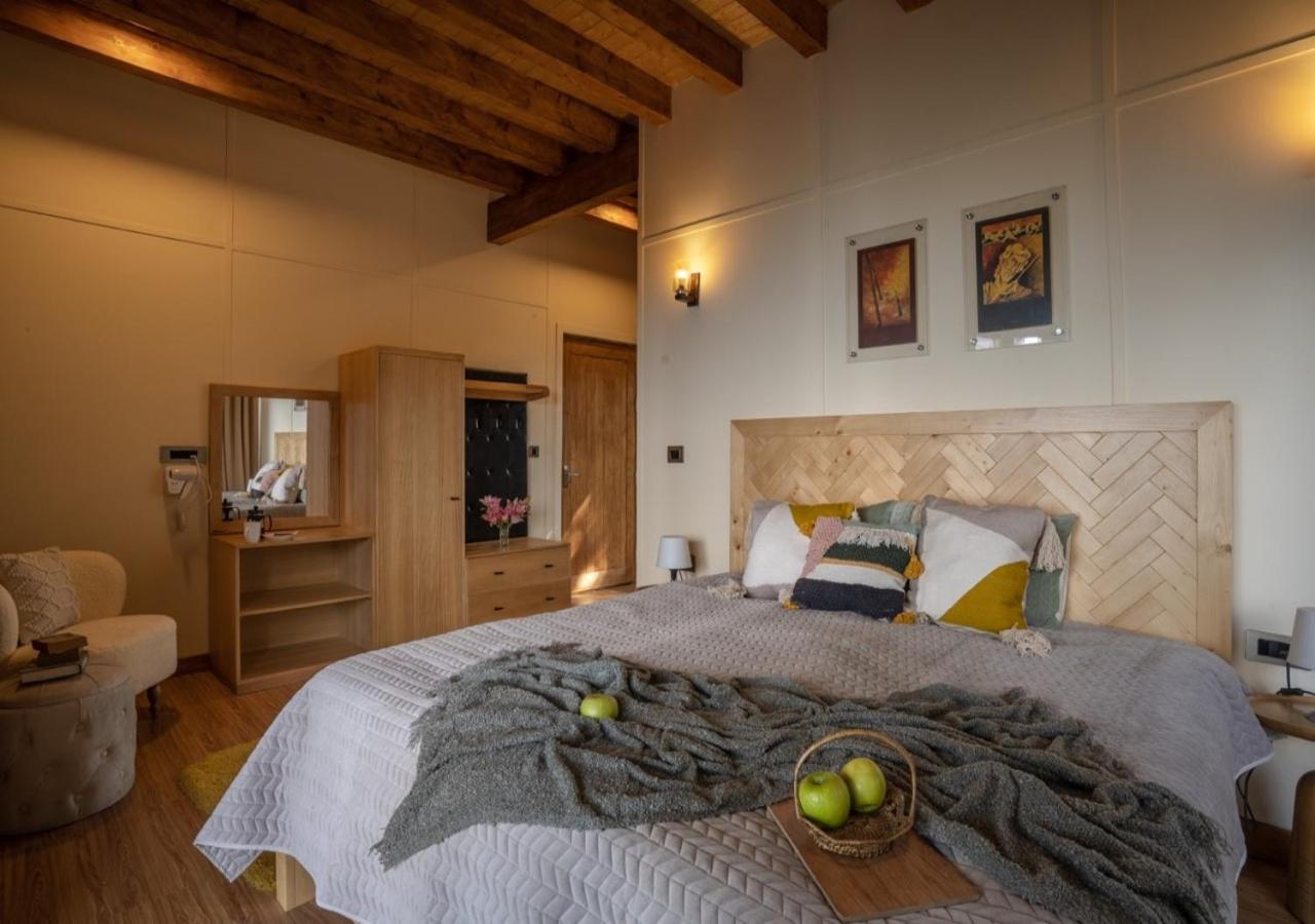 Avalon Cottages, By Leisure Holiday home *